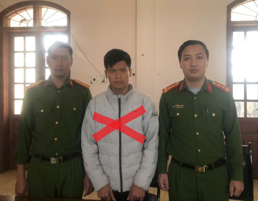 Khởi tố đối tượng túm áo, kéo lê một phụ nữ ở bến phà Giải (xã An Thành) về hành vi gây rối trật tự công cộng 